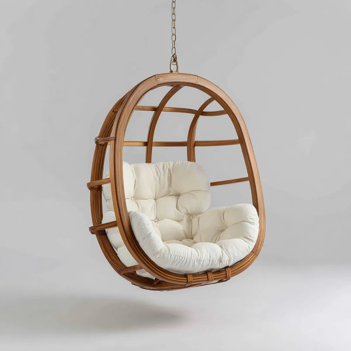 Fauteuil suspendu en rotin naturel brun avec coussin écru forme œuf 100 x 80 x 120 cm