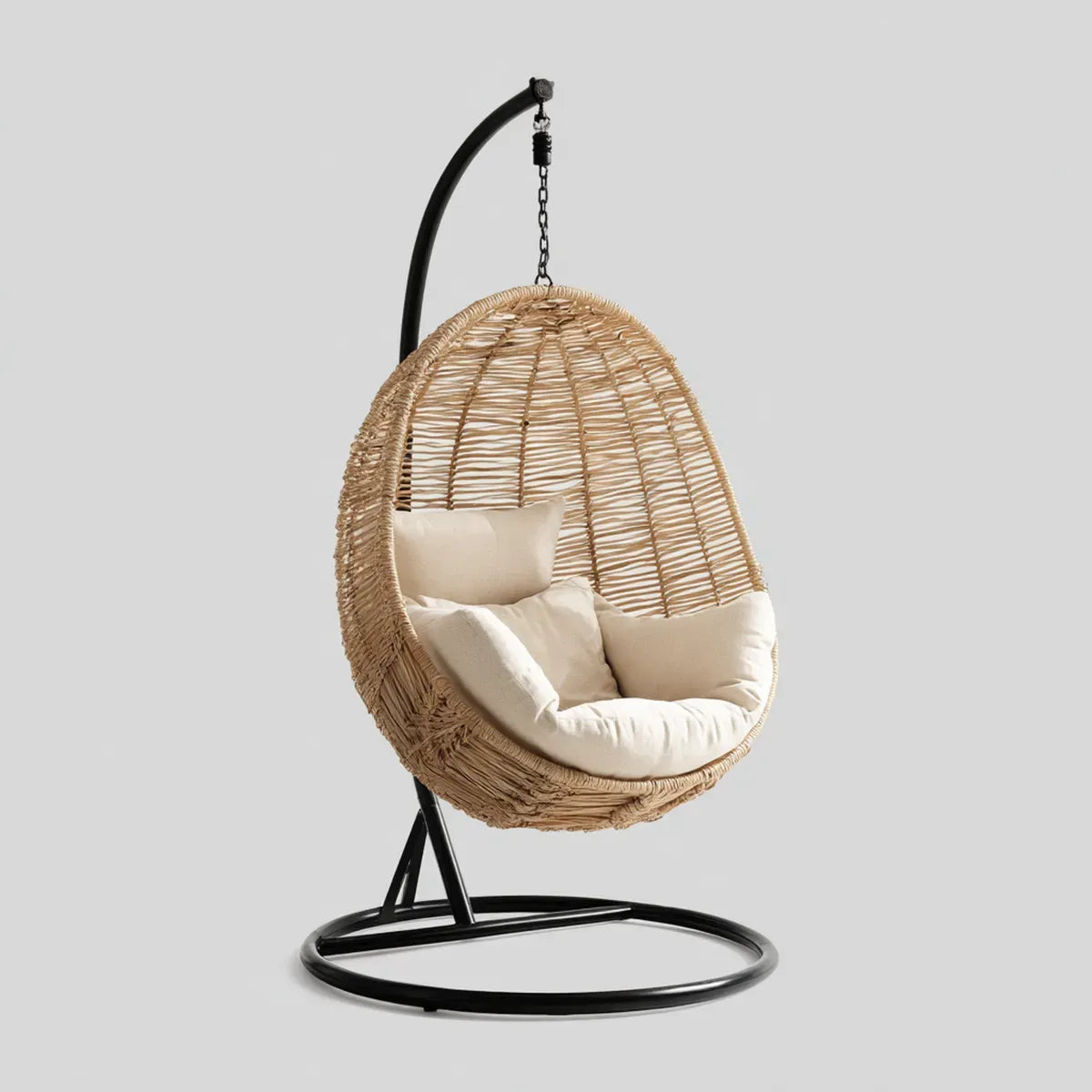 Fauteuil suspendu œuf sur pied noir et naturel en acier et rotin 105 x 105 x 195 cm